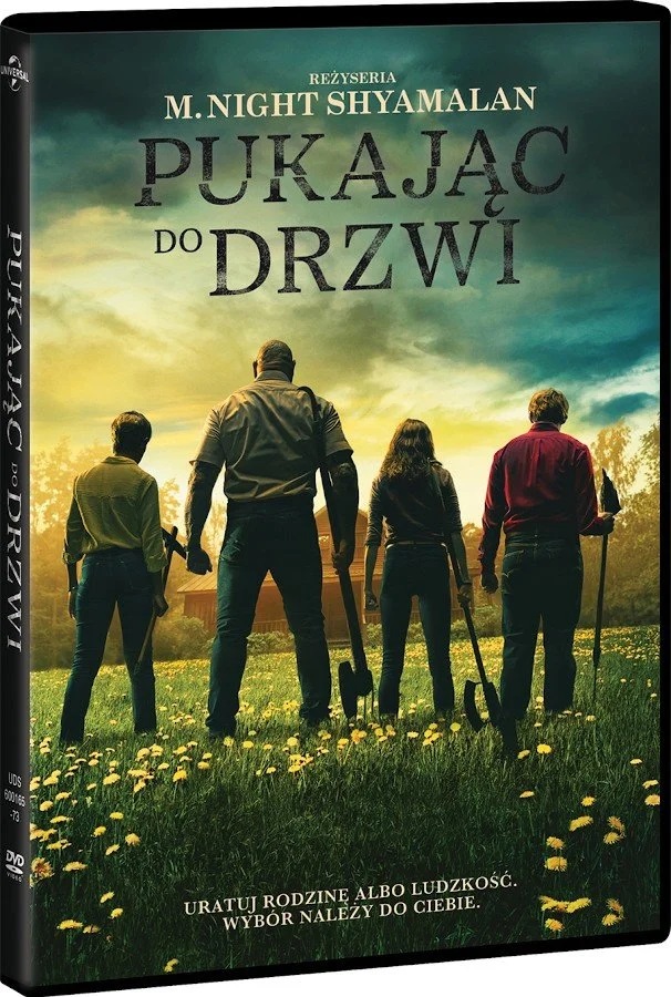 Okładka płyty DVD Pukając do drzwi. Przedstawia czwórkę osób, w tym jedną kobietę, stojących na łące  tyłem do obiektywu, trzymających w rękach siekiery i topory.